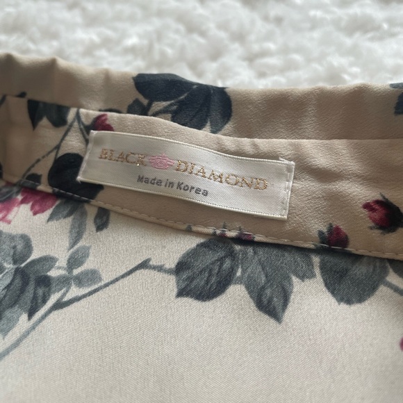 Bundle: two floral blouses, made in Korea, one size (fits up to a medium size). - Picture 5 of 8